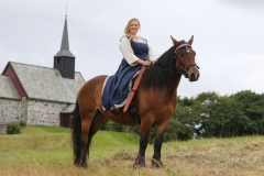 Jannicke-Sletten-Nesje-på-gardshesten